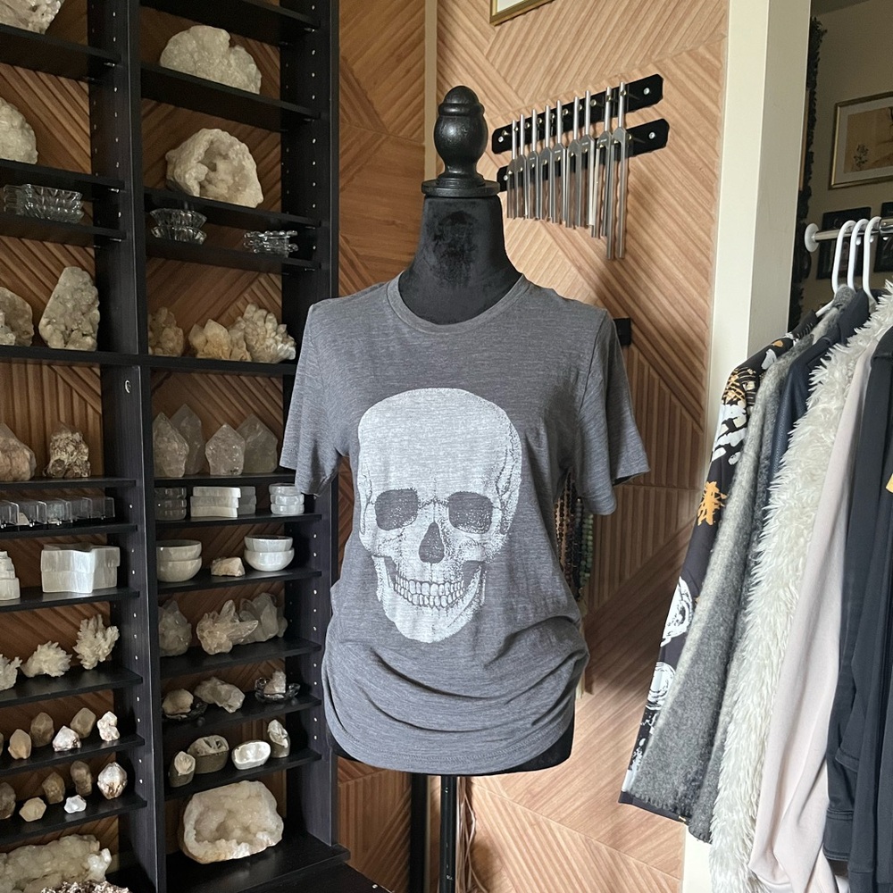 Lulu Simon Studios grey graphic print skull tee size small